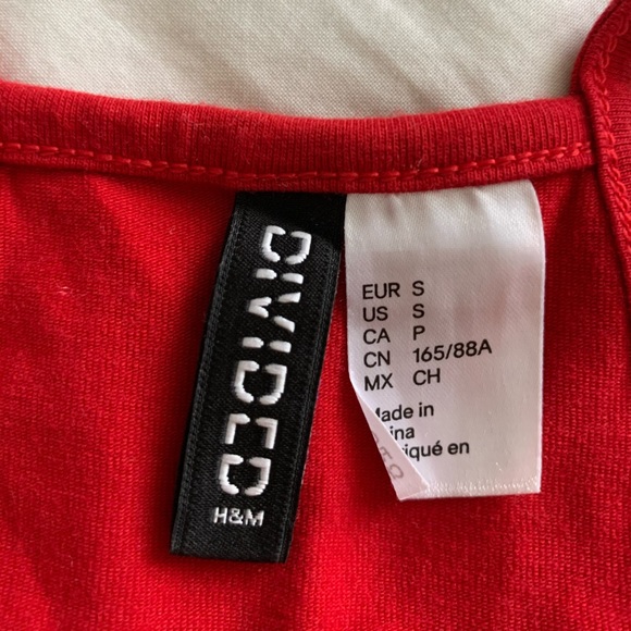 Red cropped tank top - Picture 3 of 4